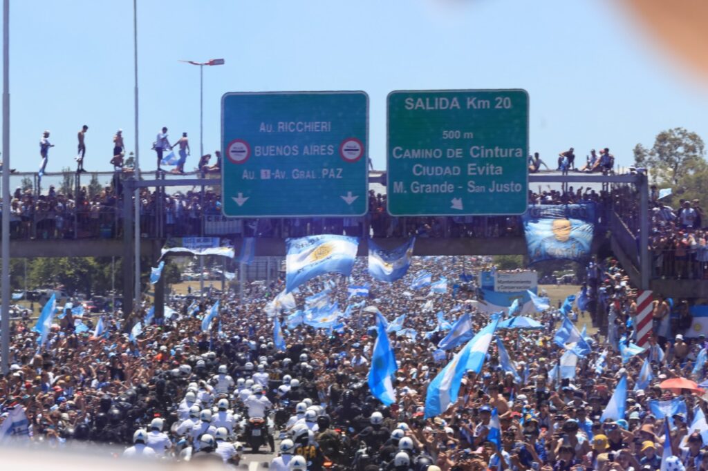 Miles de aficionados celebraron a Argentina. Foto: Twitter