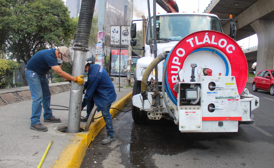 TTrabajos de la CAEM regularizan suministro de agua potable en Neza