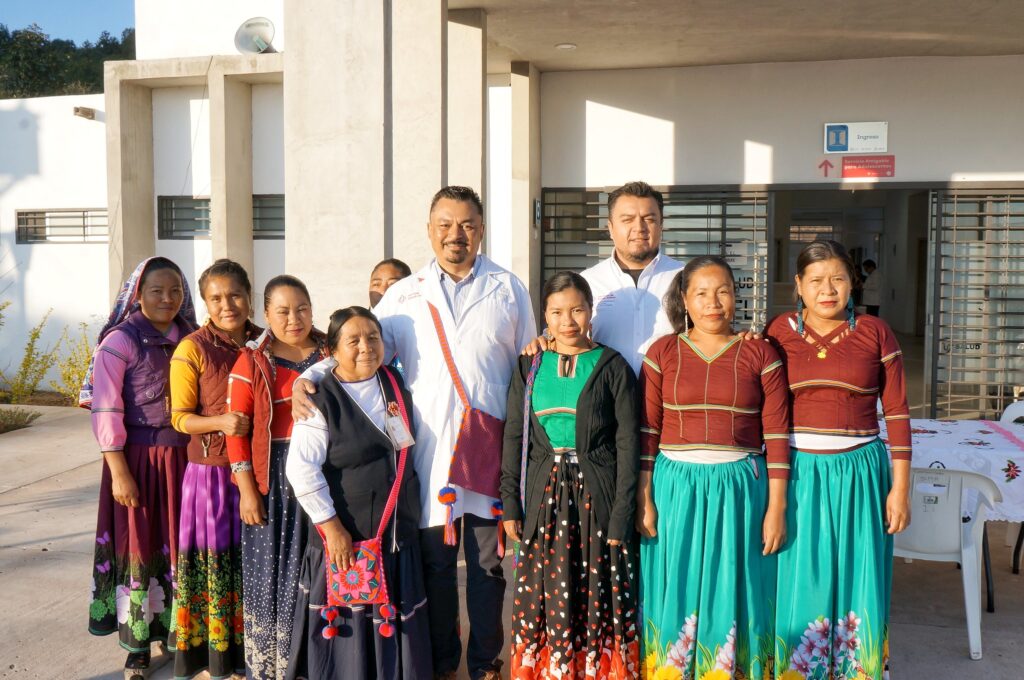 Entrega Enrique Alfaro ambulancias a comunidades wixáritari de Jalisco