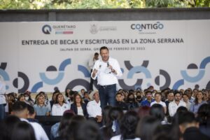 Encabeza Gobernador entrega de becas y escrituras en la zona serrana