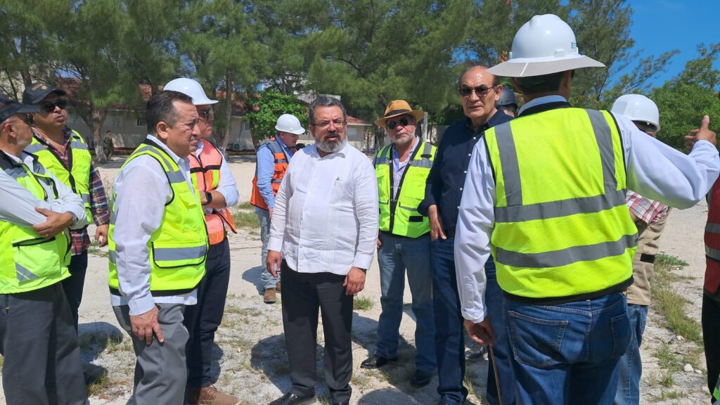 Jorge Nuño Lara, visitó el Distribuidor Aeropuerto, del Bulevar Luis Donaldo Colosio y del Puente Vehicular Nichupté, en este centro turístico.