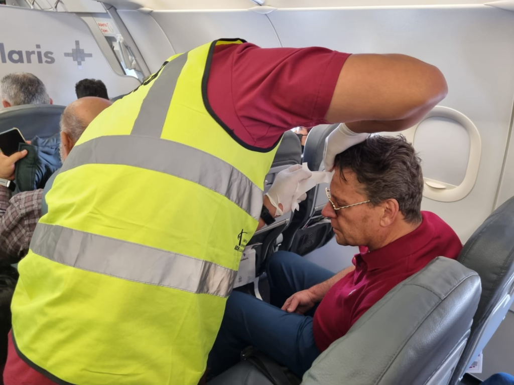 Alfredo Adame ha sido tratado en el avión al que subió herido tras la pelea