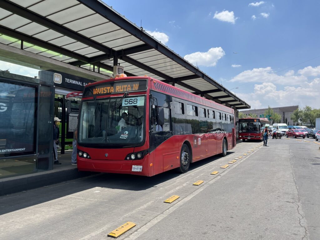 Capacita Metrobús a operadores en taller de Biciescuela