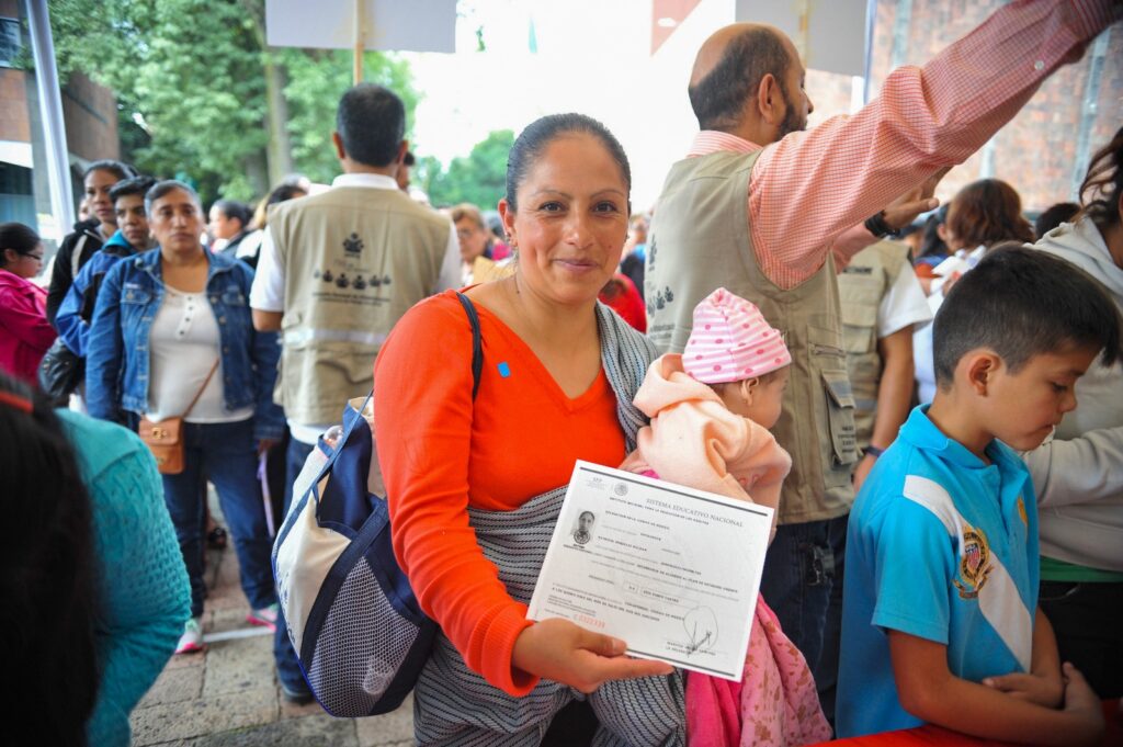 Más de 182 mil madres de familia estudian en el INEA