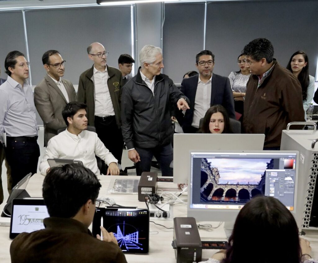 Alfredo Del Mazo inaugura laboratorio de realidad virtual en la UAEM