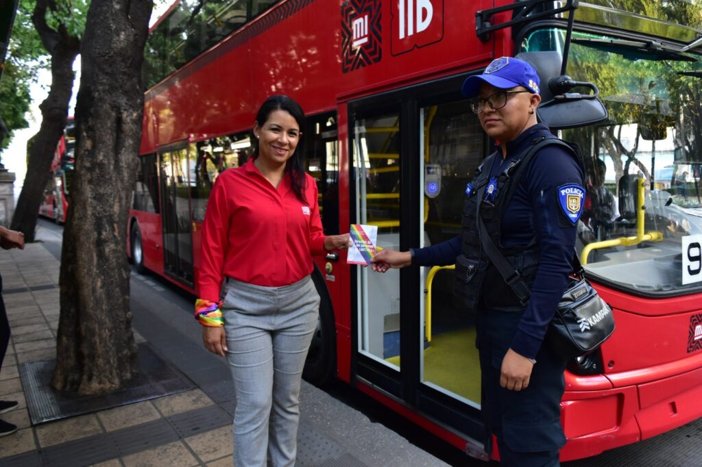 Distribuye Metrobús cartilla sobre inclusión y respeto