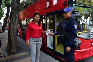 Distribuye Metrobús cartilla sobre inclusión y respeto