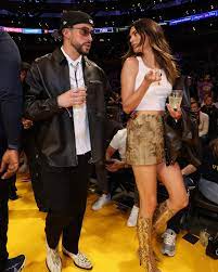 Bad Bunny y Kendall en un partido de la NBA