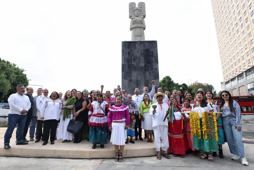 Devela Martí Batres el monumento “La Joven de Amajac” en Paseo de la Reforma 1