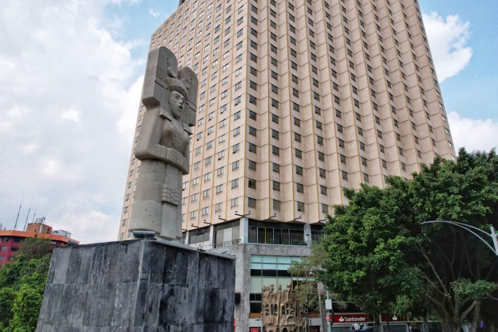 Devela Martí Batres el monumento “La Joven de Amajac” en Paseo de la Reforma 1