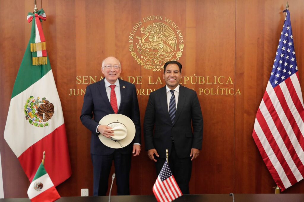 Eduardo Ramírez y Ken Salazar en el Senado