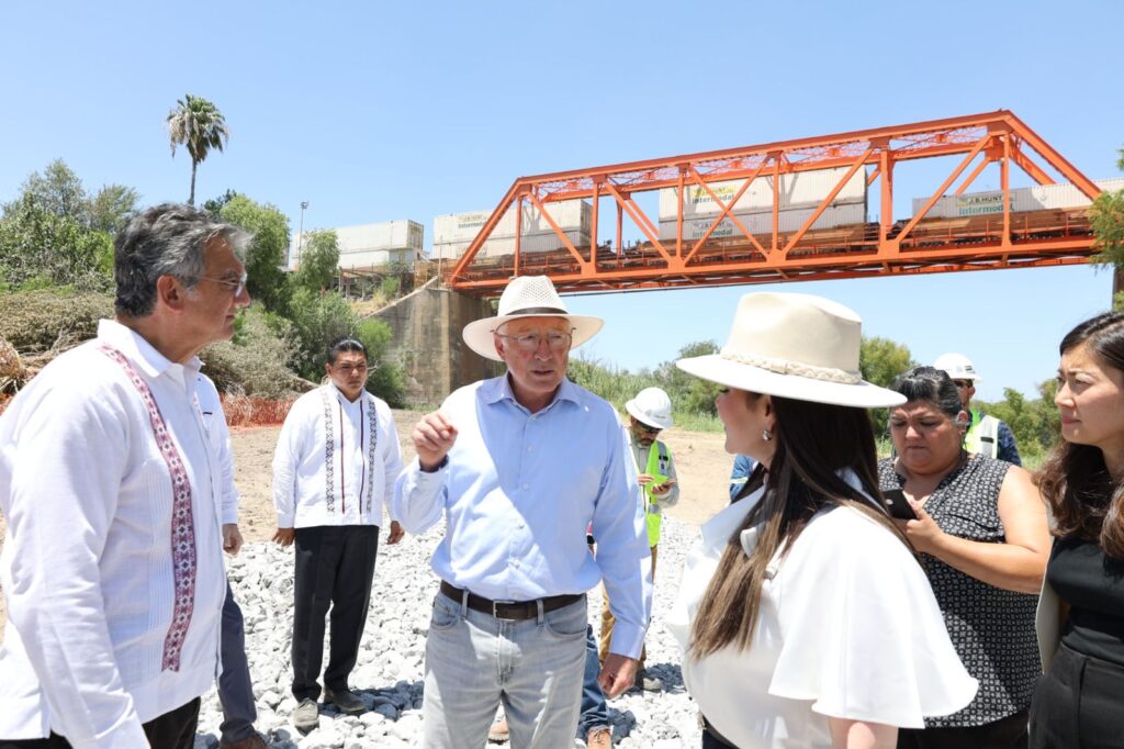 Visita embajador Ken Salazar frontera compartida de los dos Laredos