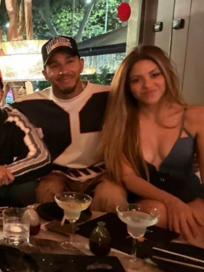 Shakira y Lewis Hamilton en una cena con amigos 
Fuente: Twiitter