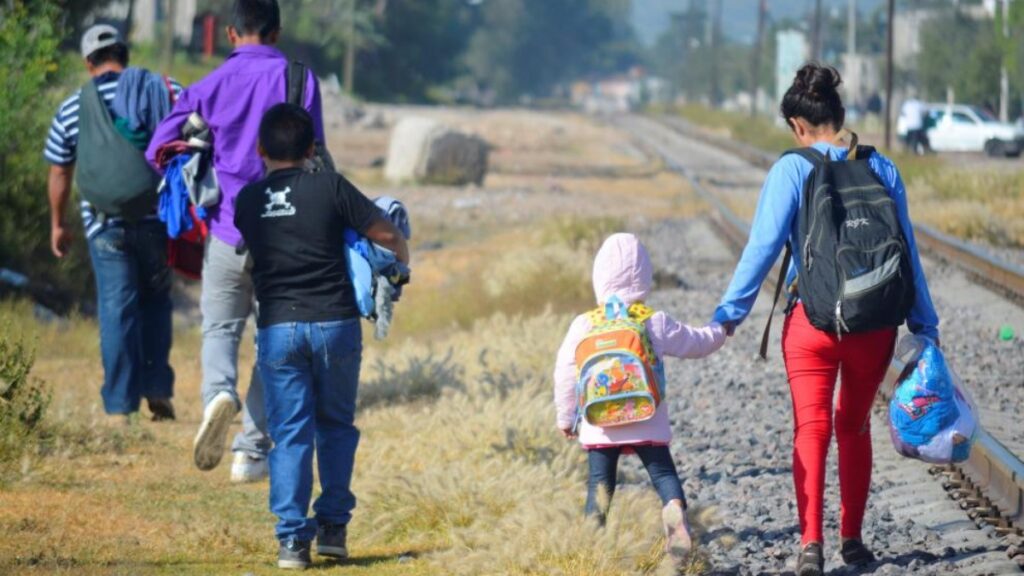 Ante esta situación, los migrantes no tienen opciones, lo que hacen es quedarse en la calle, admitieron encargados de los albergues.  