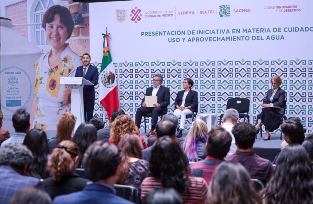 Presentan iniciativa constitucional en materia de cosecha de agua de lluvia en la CDMX