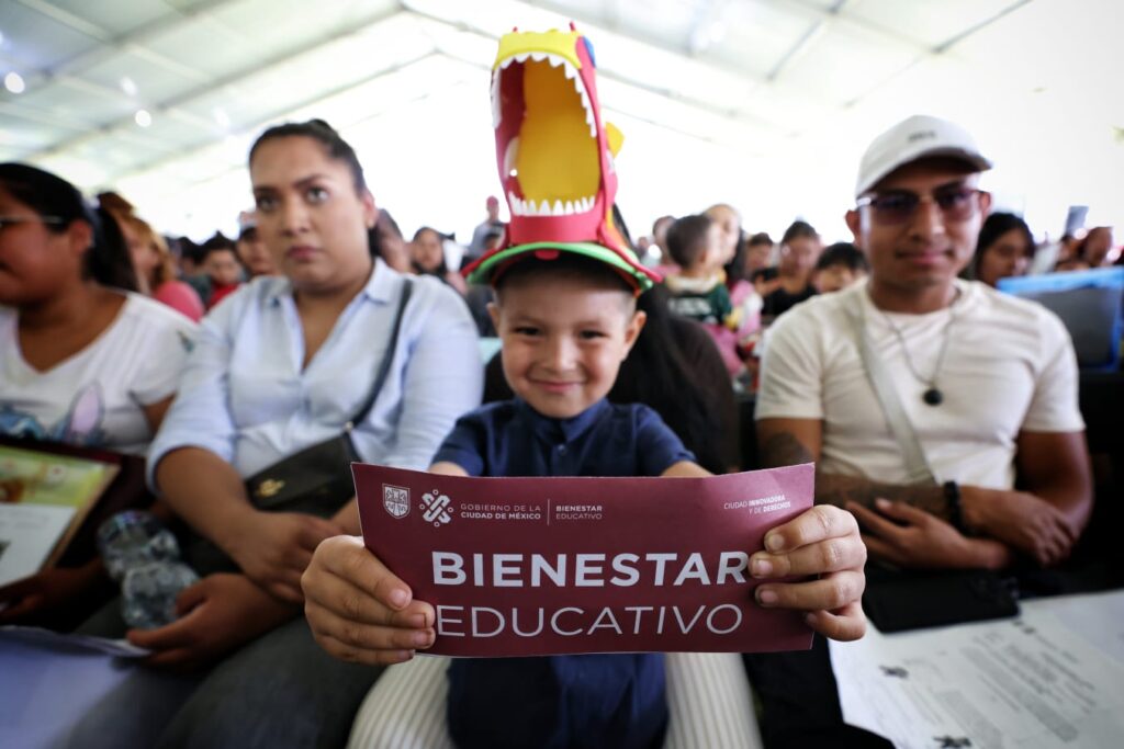 Más de 14 mil estudiantes de Iztapalapa recibieron tarjetas "Mi Beca para Empezar"