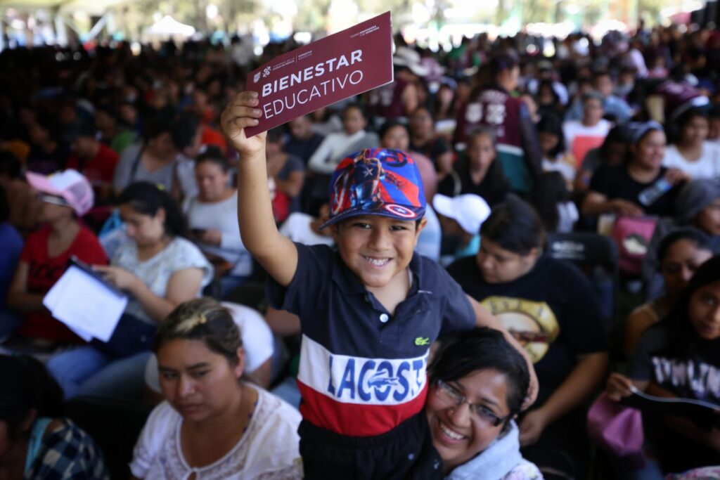 Más de 14 mil estudiantes de Iztapalapa recibieron tarjetas "Mi Beca para Empezar"