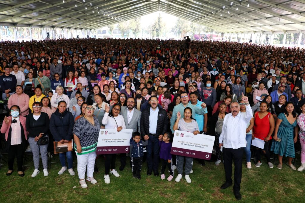 Más de 14 mil estudiantes de Iztapalapa recibieron tarjetas "Mi Beca para Empezar"