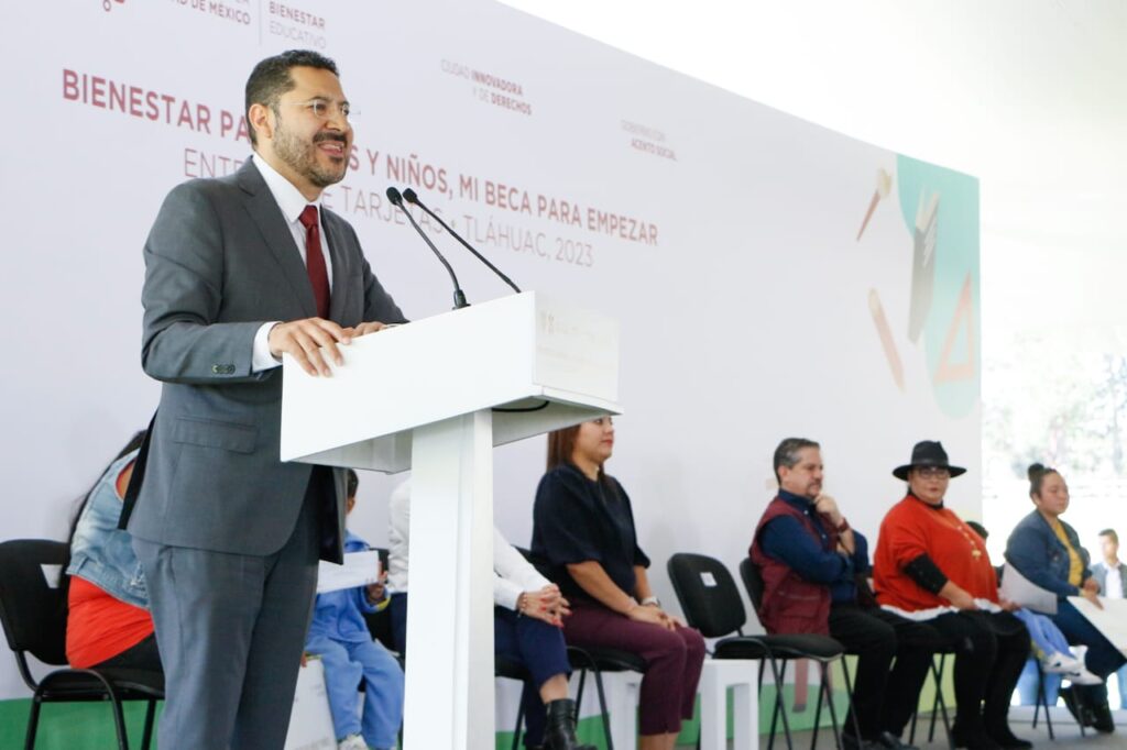 Gobierno CDMX entrega tarjetas "Mi Beca para Empezar" en Tláhuac