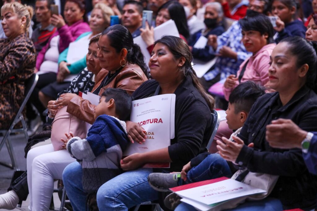 Brinda Gobierno de la CDMX certeza jurídica a 64 familias 5