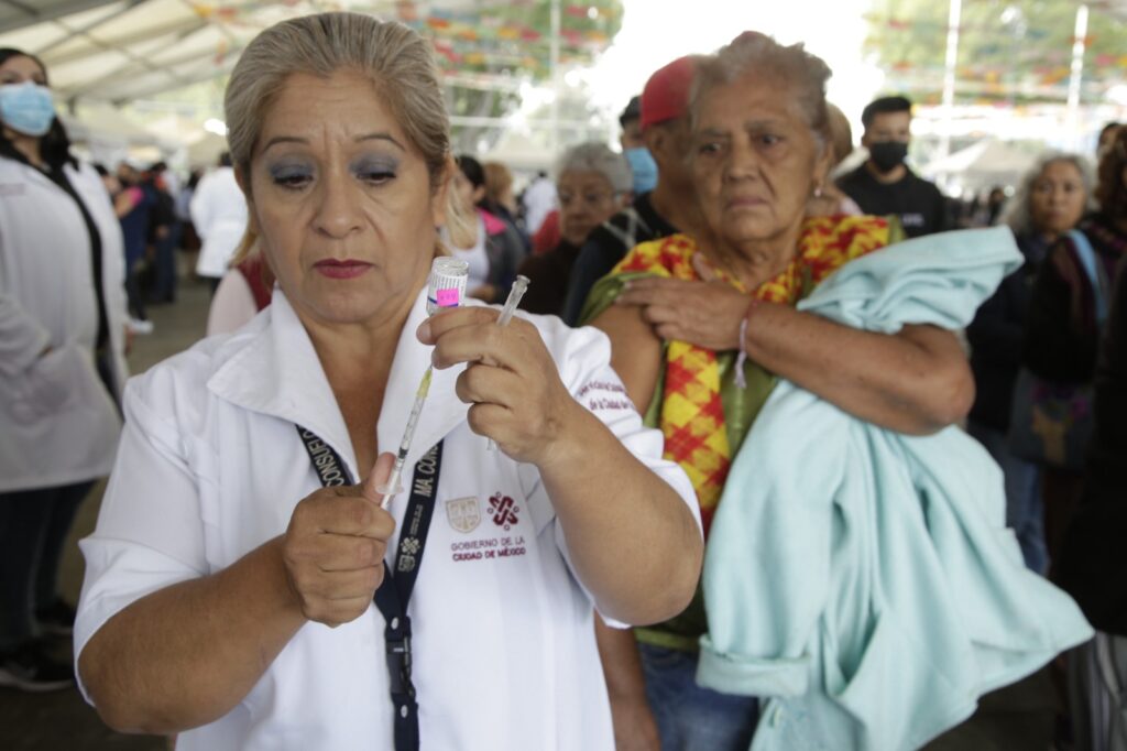 En la CDMX continúa la vacunación contra influenza y covid-19