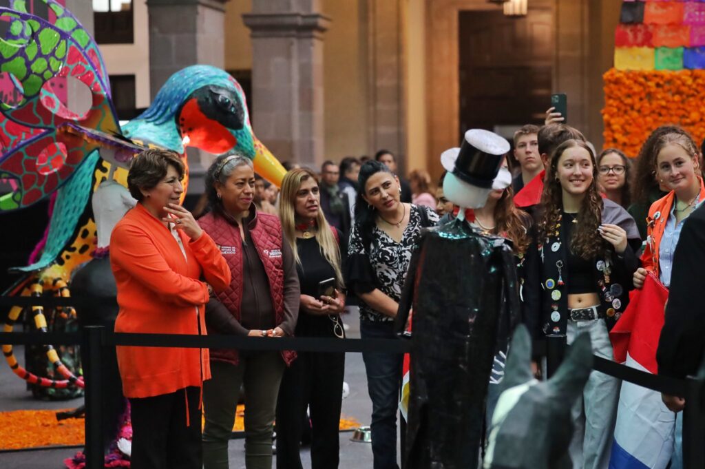 Recorre Delfina Gómez ofrenda monumental con estudiantes extranjero