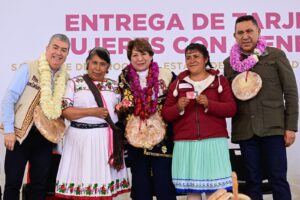 En San Felipe del Progreso, Gobierno mexiquense entrega tarjetas Mujeres con Bienestar 1