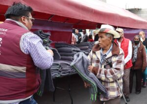 Entrega Gobierno capitalino cobijas y ropa de frío en Alcaldía Iztapalapa 4