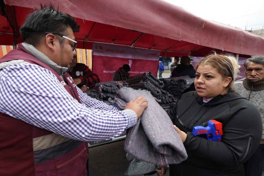 Entrega Gobierno capitalino cobijas y ropa de frío en Alcaldía Iztapalapa