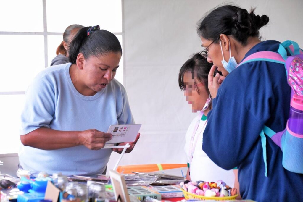 Disfrutan familias de Iztapalapa Feria del Libro Zócalo en la Utopía Meyehualco