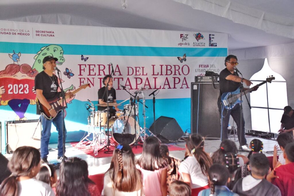 Disfrutan familias de Iztapalapa Feria del Libro Zócalo en la Utopía Meyehualco