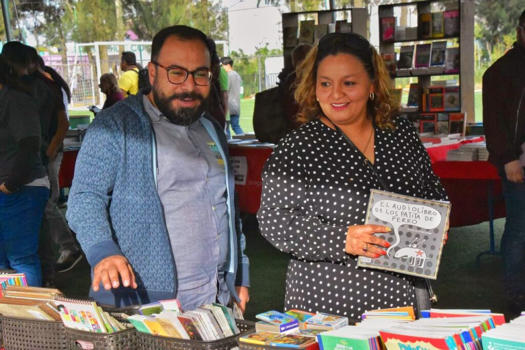 Disfrutan familias de Iztapalapa Feria del Libro Zócalo en la Utopía Meyehualco