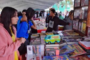 Disfrutan familias de Iztapalapa Feria del Libro Zócalo en la Utopía Meyehualco