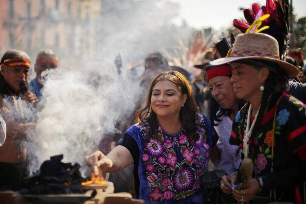 En el Templo Mayo, Clara Brugada recibe el "Fuego Nuevo"