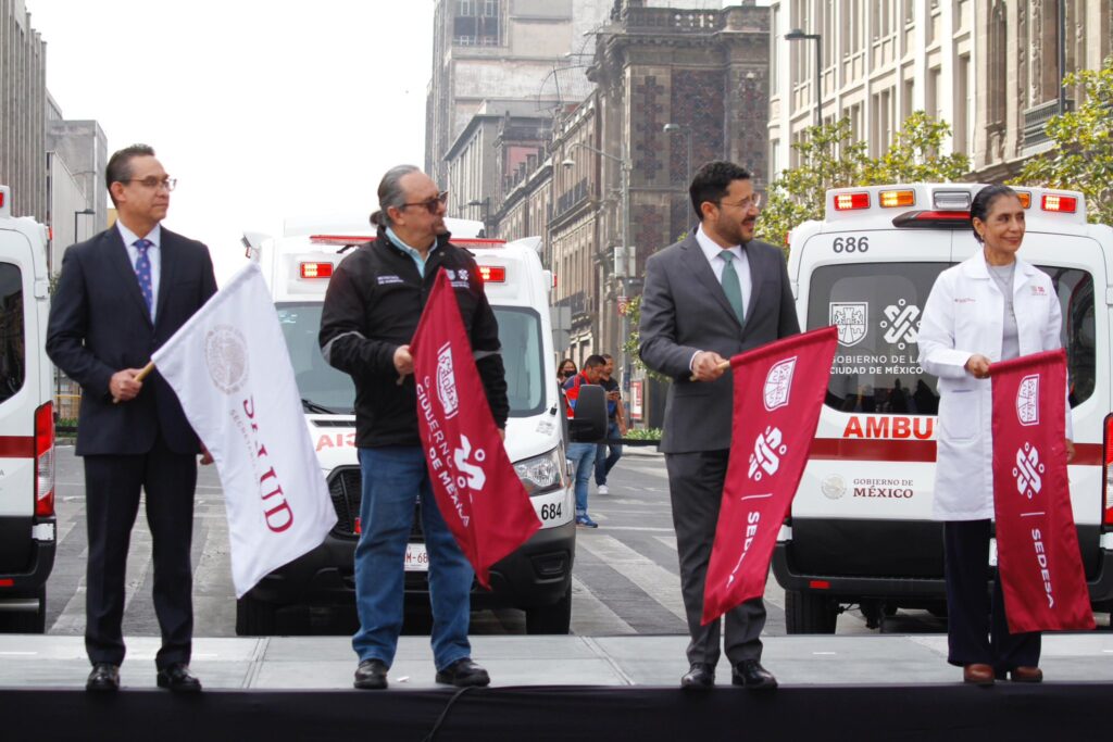 Recibe Gobierno Capitalino del Gobierno Federal 18 nuevas ambulancias