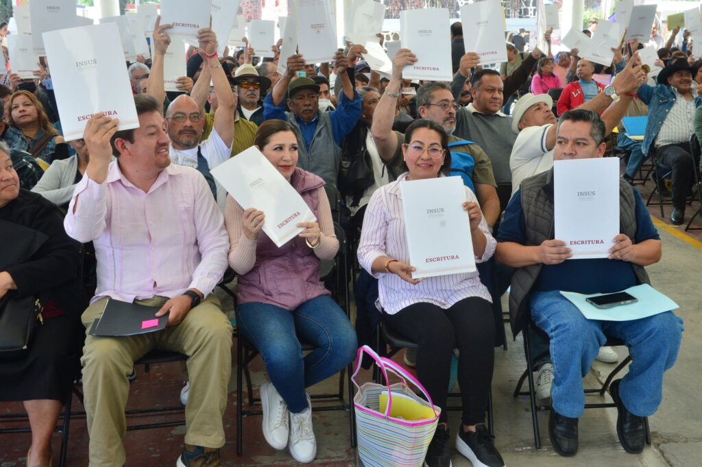 Gobiernos Federal y Edoméx entregan escrituras de vivienda a familias de Tecámac