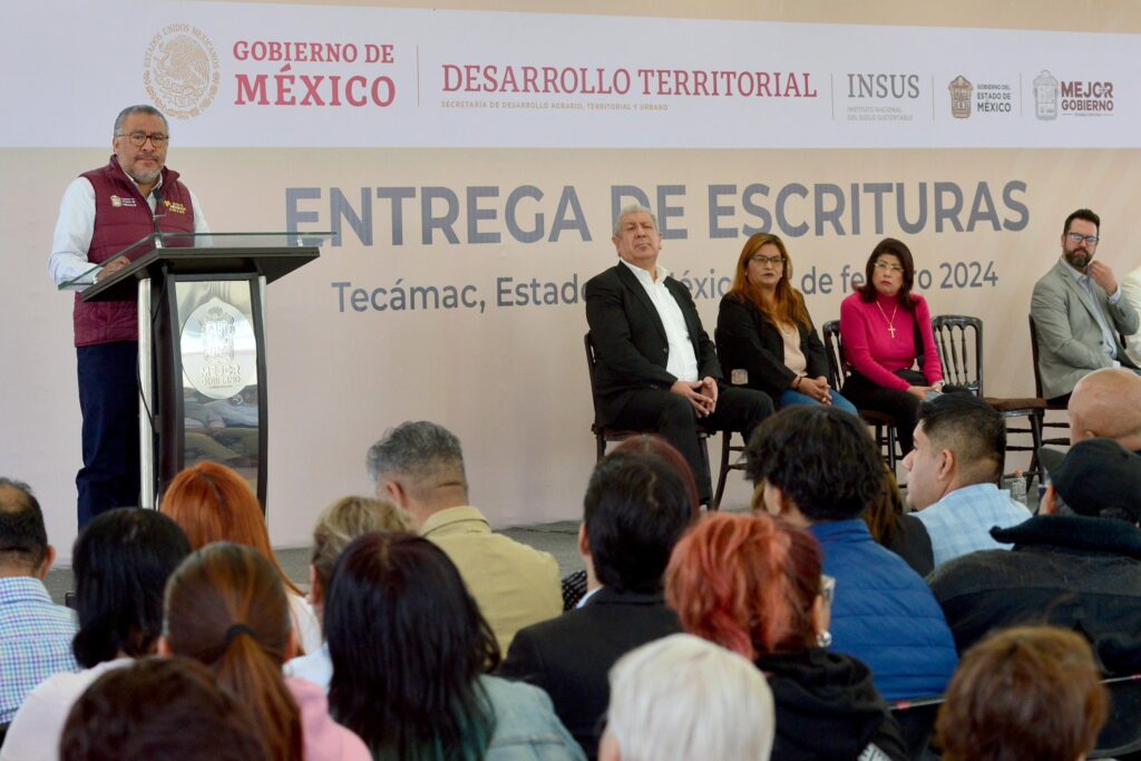 Gobiernos Federal y Edoméx entregan escrituras de vivienda a familias de Tecámac