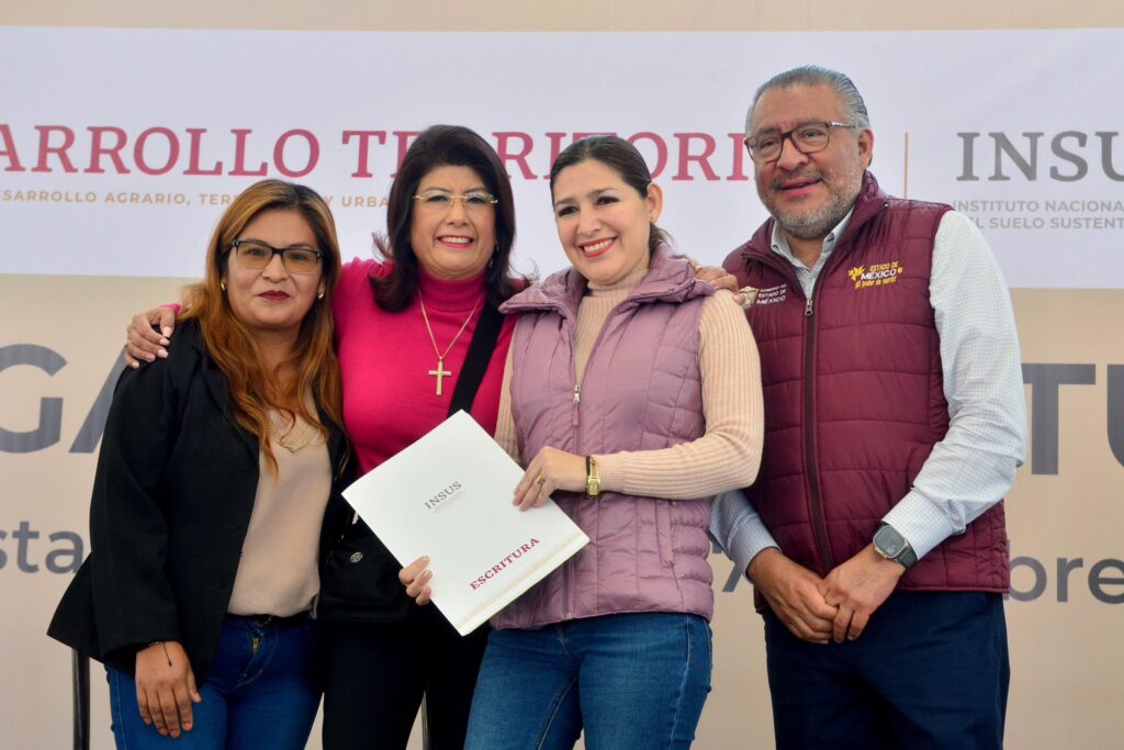 Gobiernos Federal y Edoméx entregan escrituras de vivienda a familias de Tecámac