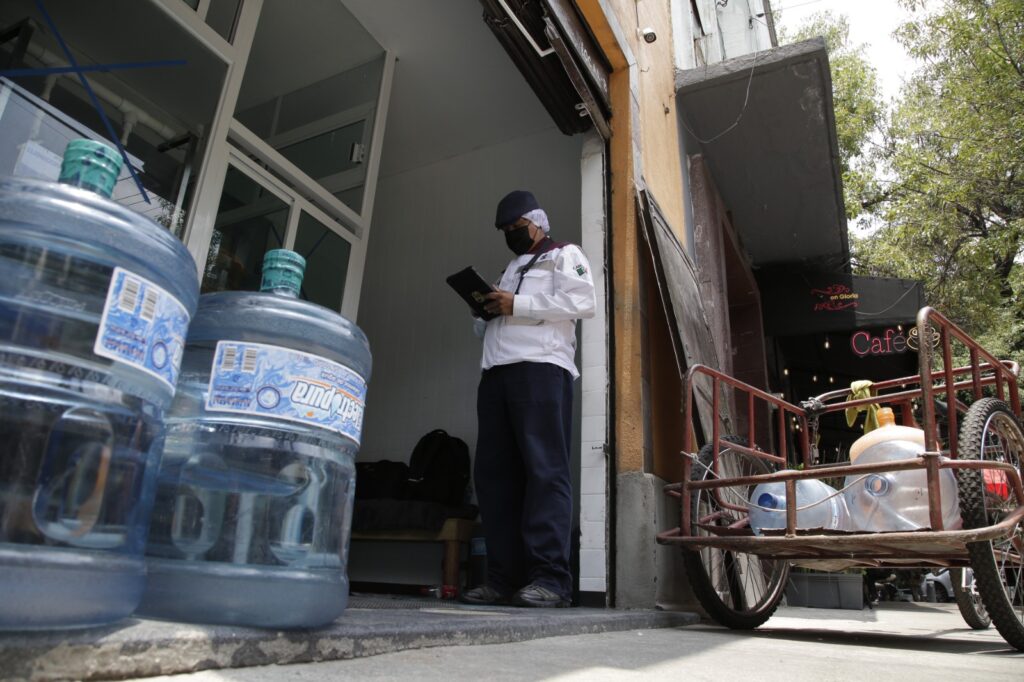 Se invita a la población a reportar la mala calidad del agua adquirida en purificadoras; las denuncias son confidenciales