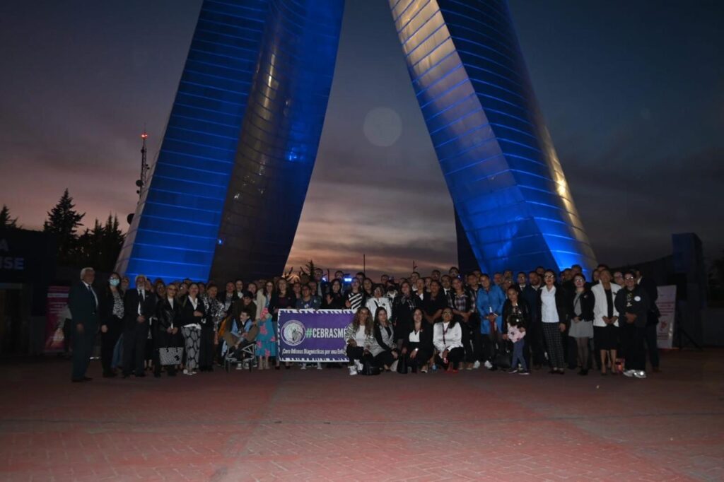 Iluminan de azul Torres Bicentenario por el Día Mundial de las Enfermedades Raras