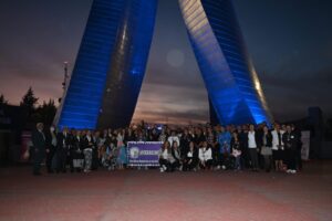 Iluminan de azul Torres Bicentenario por el Día Mundial de las Enfermedades Raras