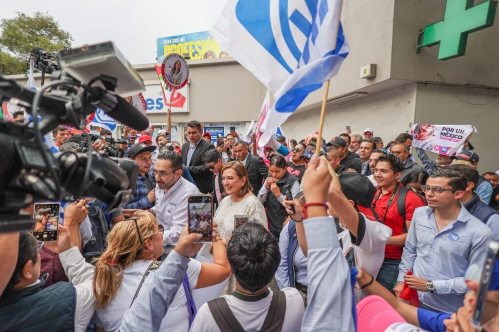 Xóchitl Gálvez se reúne con capitalinos que repartieron propaganda