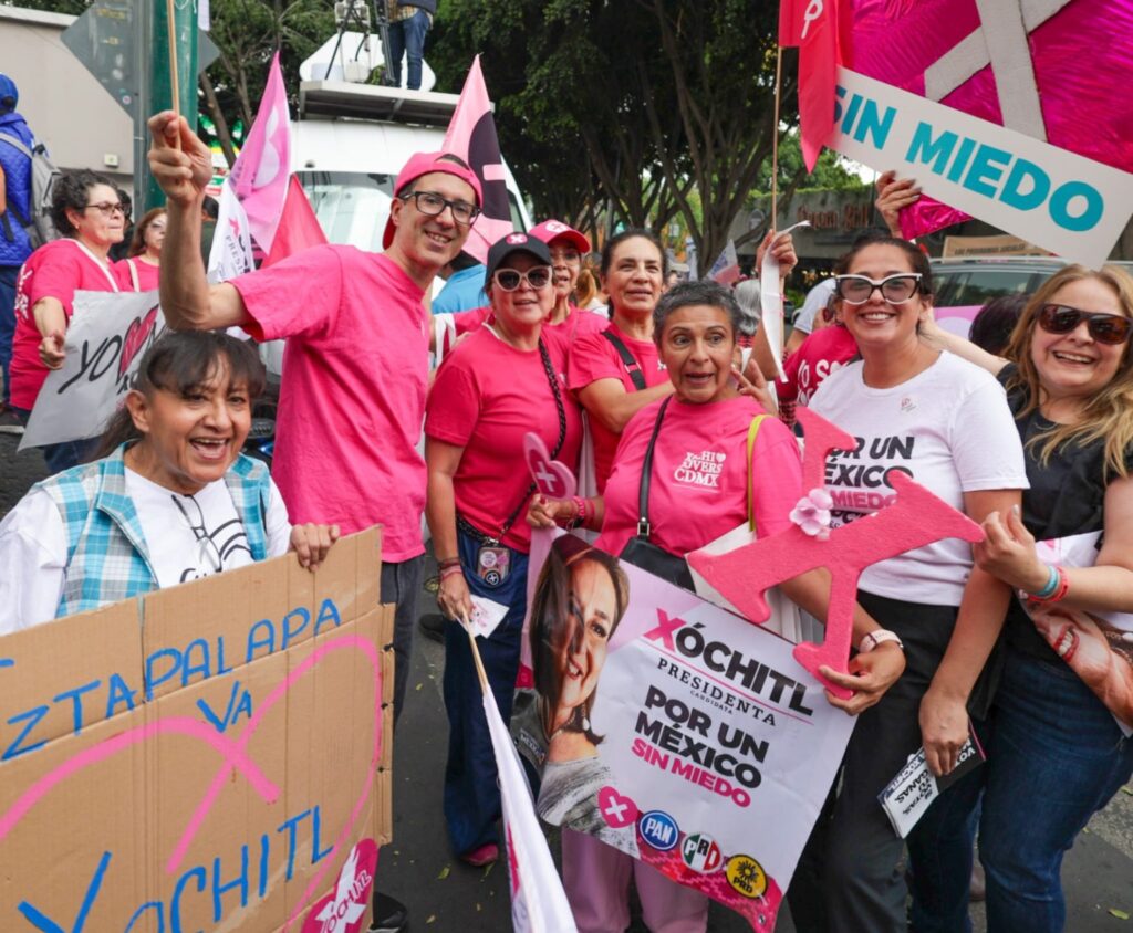 Xóchitl Gálvez se reúne con capitalinos que repartieron propaganda