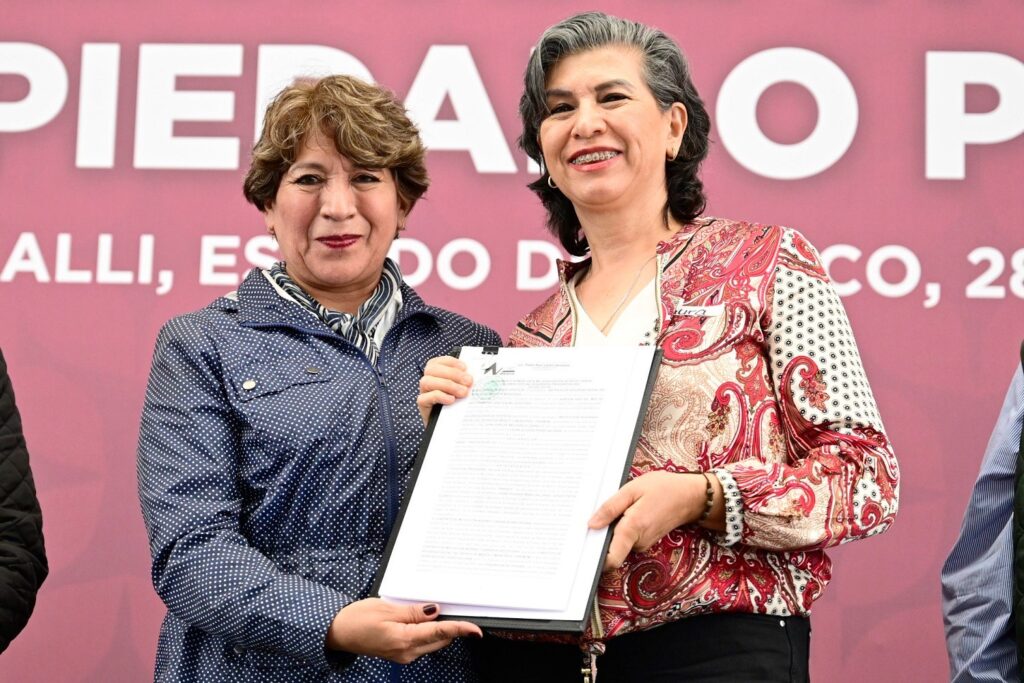 Delfina Gómez entrega 2,700 títulos de propiedad a familias del Edoméx