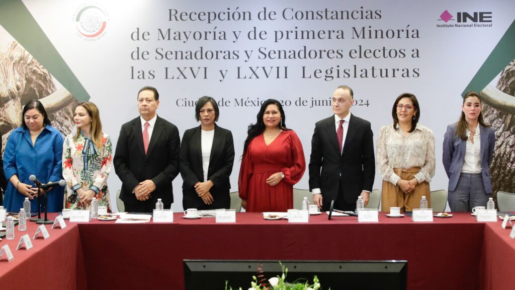 INE entrega constancias a senadores electos para nuevas legislaturas