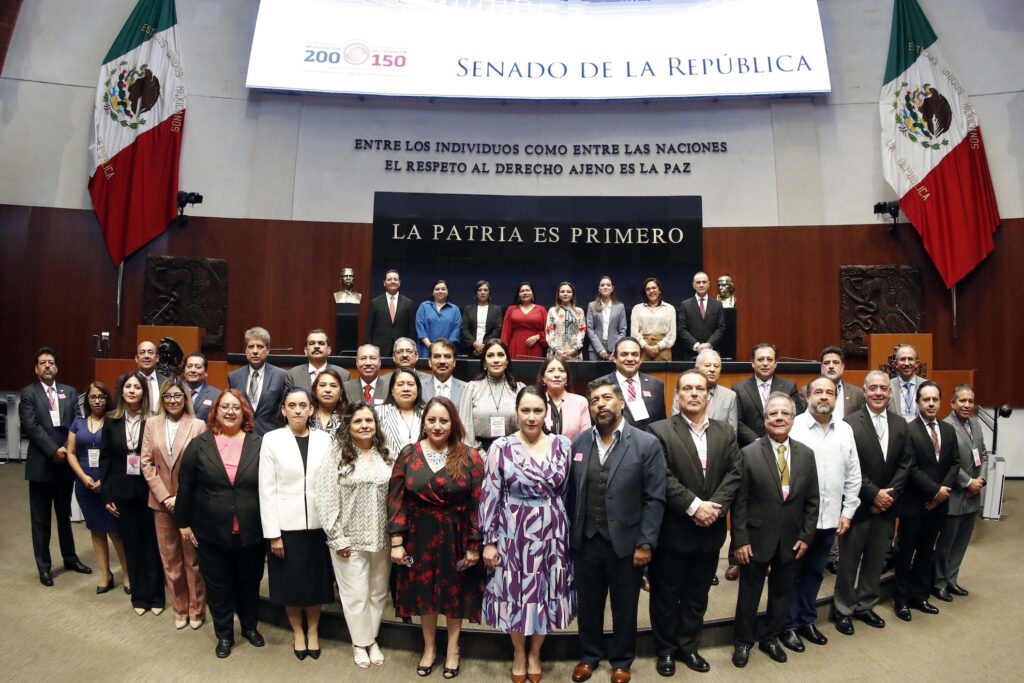 INE entrega constancias a senadores electos para nuevas legislaturas