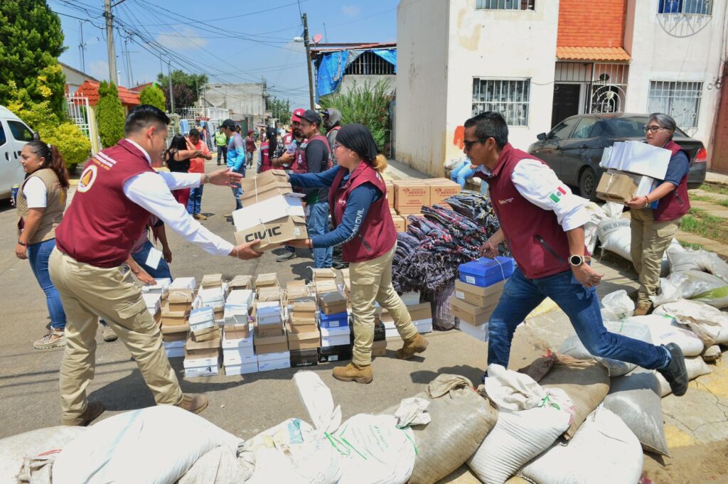 Delfina Gómez entrega apoyos a familias afectadas por inundaciones en Chalco