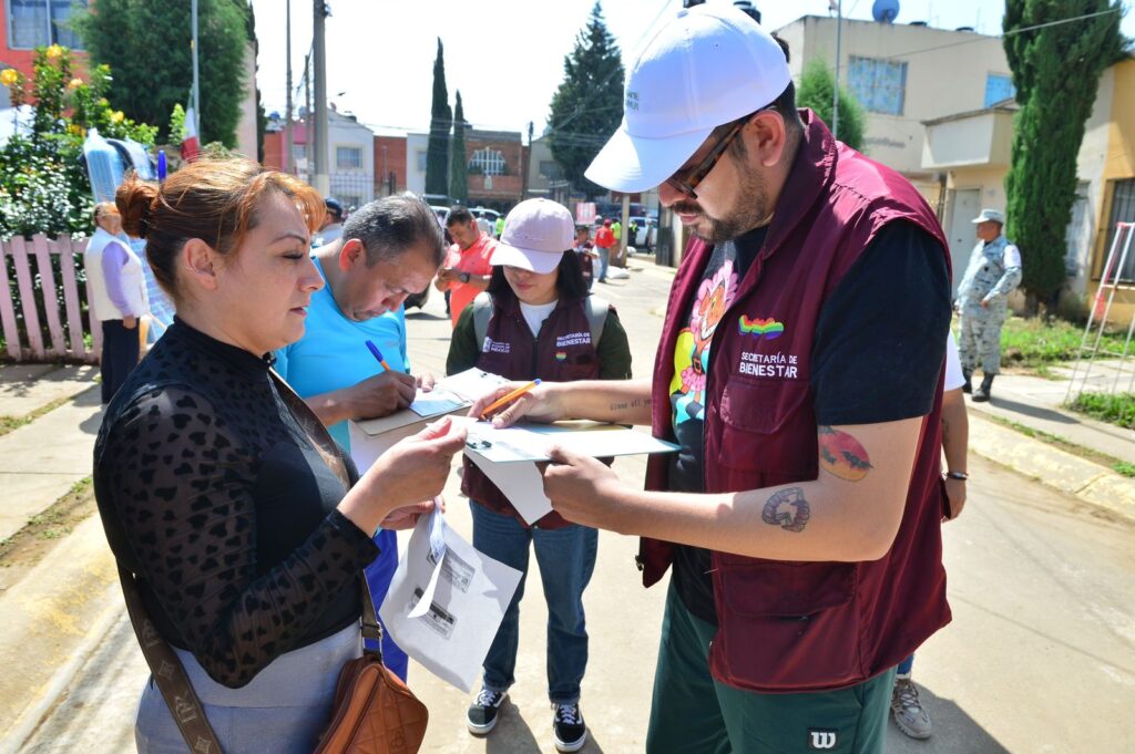 Delfina Gómez entrega apoyos a familias afectadas por inundaciones en Chalco