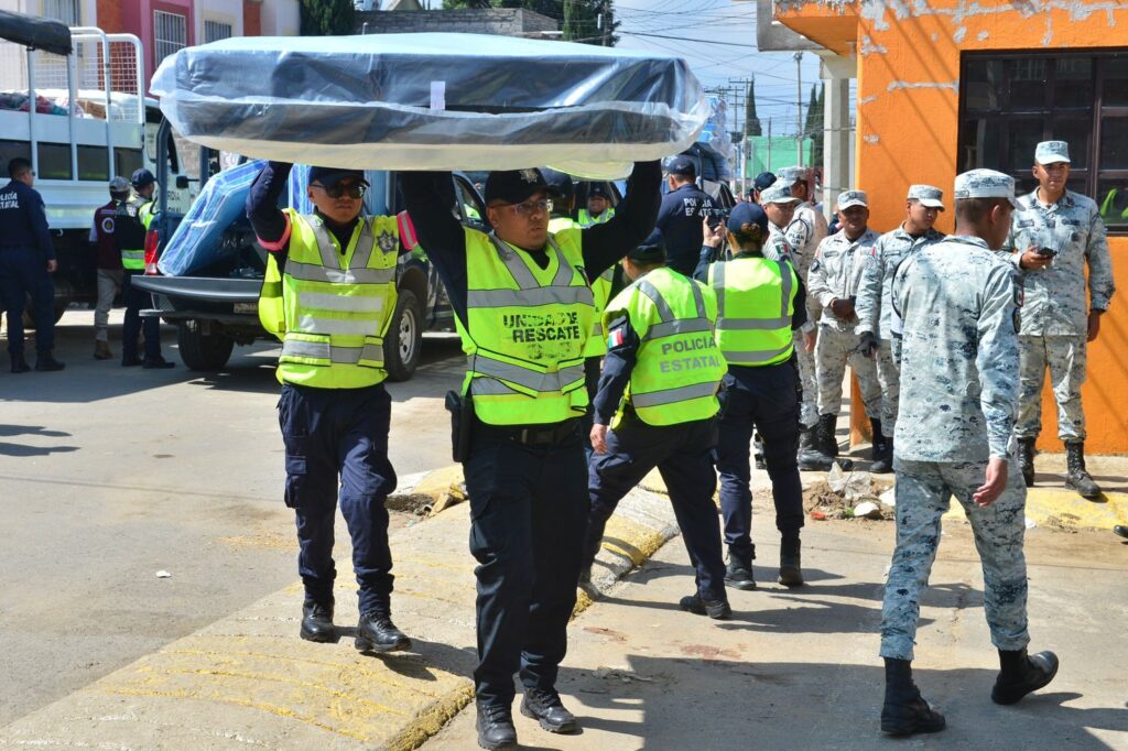 Delfina Gómez entrega apoyos a familias afectadas por inundaciones en Chalco