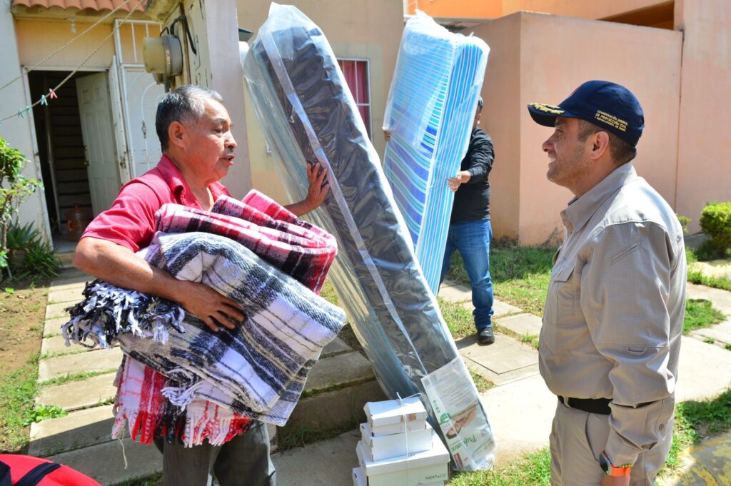 Delfina Gómez entrega apoyos a familias afectadas por inundaciones en Chalco